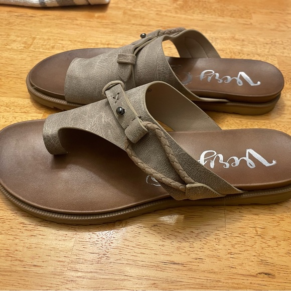 Very G Women’s Carina Sandals - Picture 2 of 4